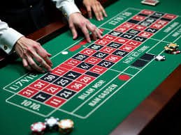 Tata letak meja Texas Poker dengan kartu hole dan kartu komunitas
